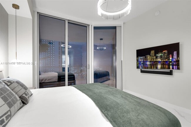 Building Photo - 851 NE 1st Ave