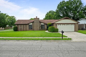 Building Photo - 1028 SE Kinsey Dr