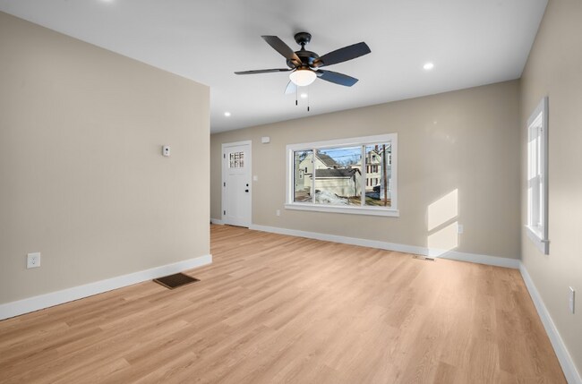 Building Photo - 17 Bridge St