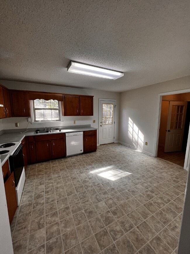 Building Photo - Home For Rent