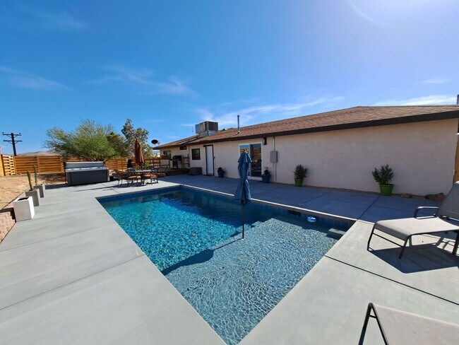 Building Photo - Desert Gem!