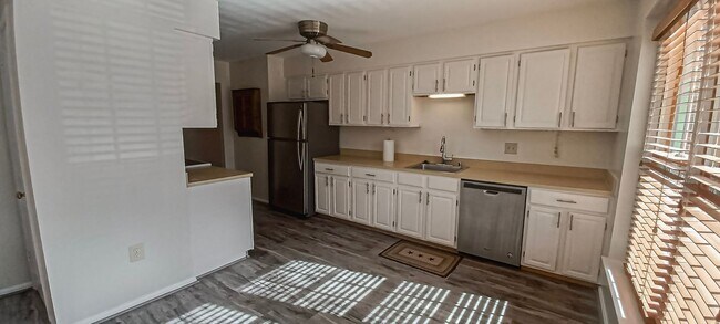 Building Photo - Very Charming 3 Bedroom And 2.5 Bathroom Townhouse With Private Deck In Country Creek