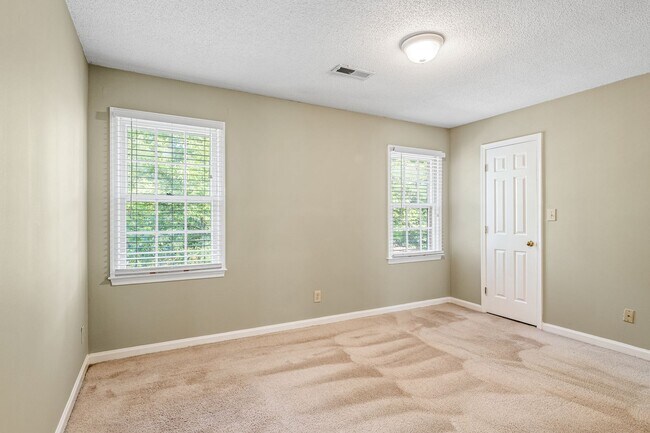 Building Photo - Newly Updated Park Place Townhome in Green...