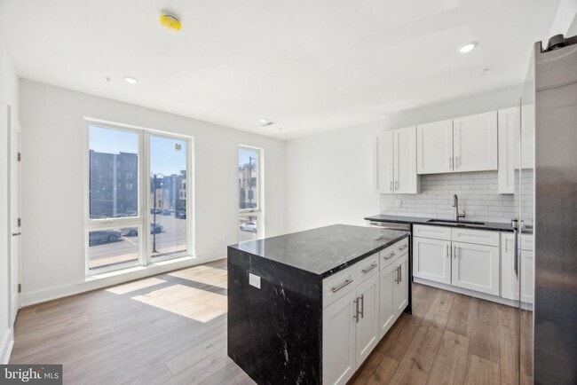 Building Photo - 1350 N Front St