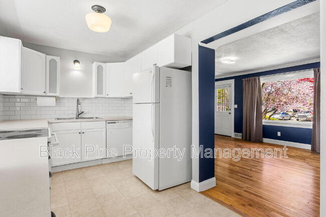 Building Photo - 221 W Elm St