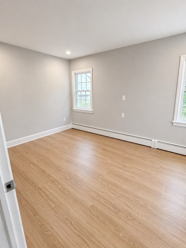 Building Photo - Pennington Rd, Ewing, NJ – 6BR / 2BA. Large single-family home near TCNJ with spacious driveway