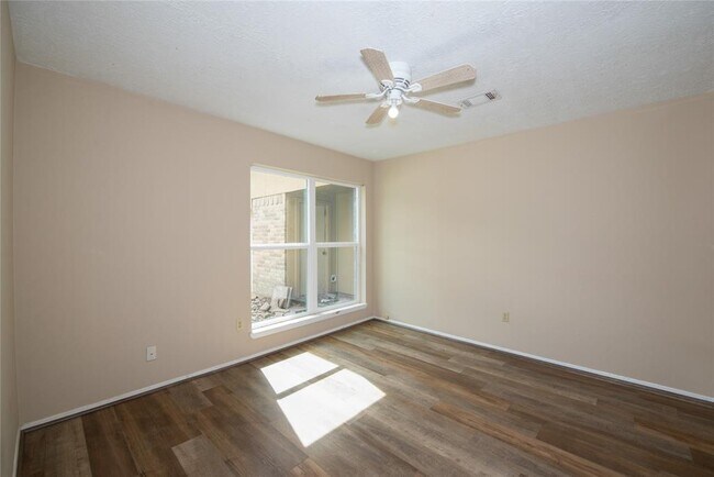 Building Photo - 16774 Glen Eagle Dr N