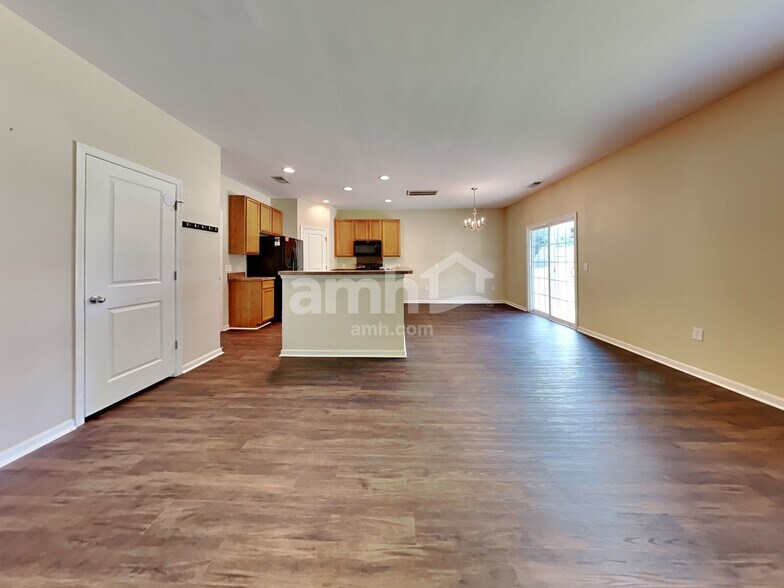 Building Photo - 910 Laurel Oaks Ln