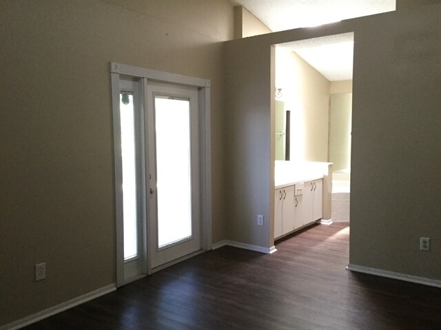 Building Photo - 317 McCoy Village Ct