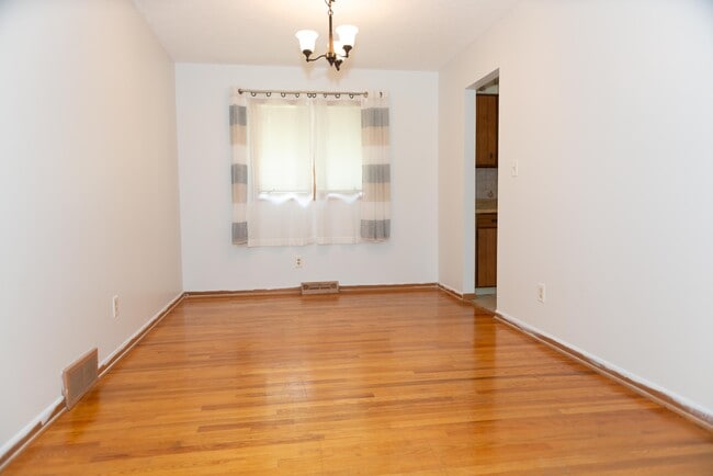 Building Photo - 10976 Shaker Dr