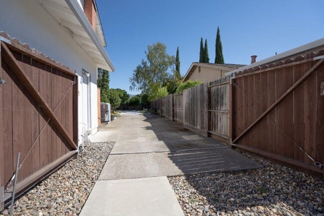 Building Photo - Desirable 3 Bedrooms, 2.5 Bathrooms, 2 Story North Napa Home with Vineyard Views in Springwood De...