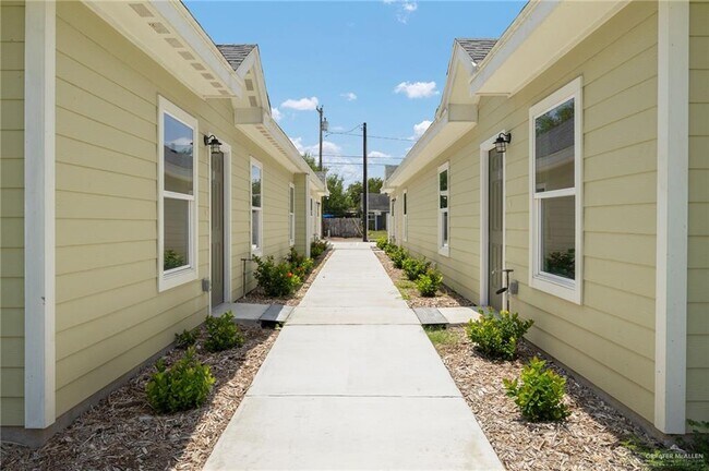 Building Photo - 14 E Mahl St