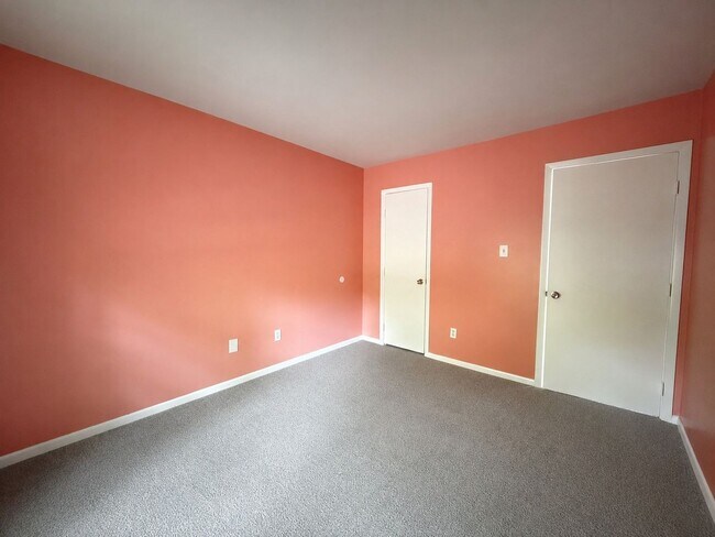 Building Photo - Spacious 3-Bedroom Norfolk Townhome with In-Unit Laundry and Fenced Outdoor Space