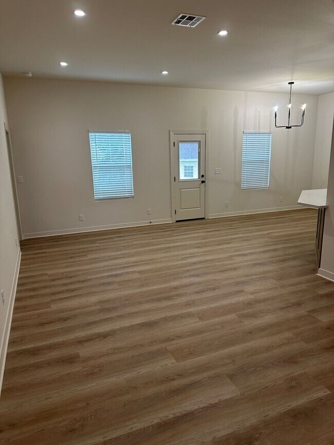 Building Photo - 2-bedroom 2 bath luxury apartment housing