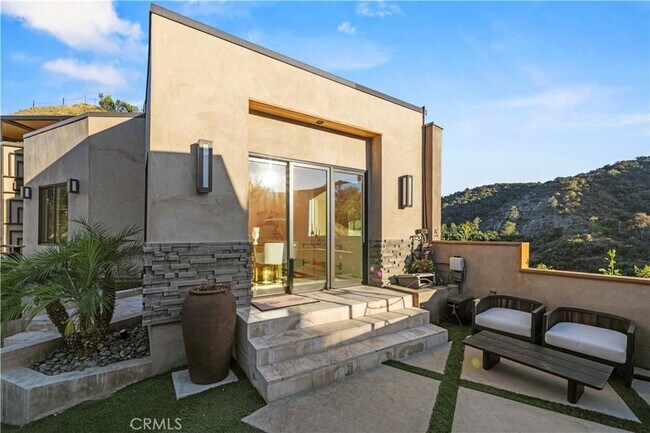 Building Photo - 4000 Bouquete St