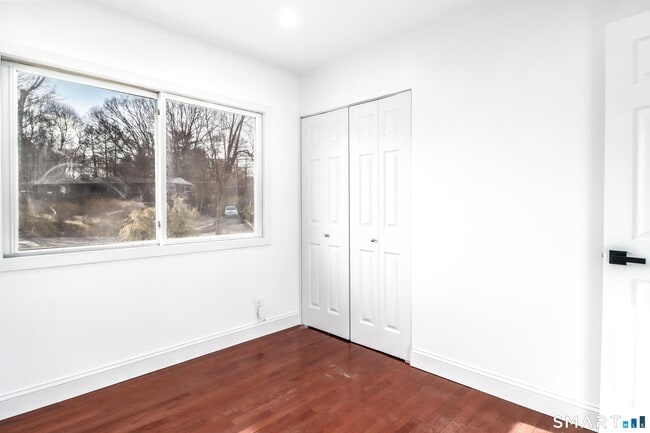 Building Photo - 8 Stonecrop Rd S