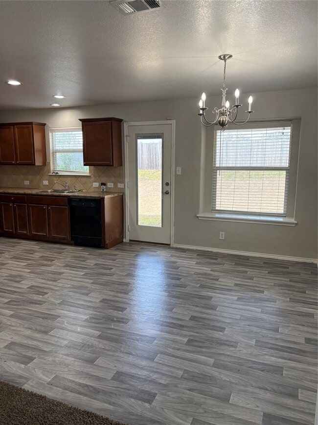 Building Photo - 303 Grutsch Dr