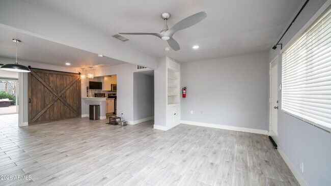 Building Photo - 717 E Palmaire Ave