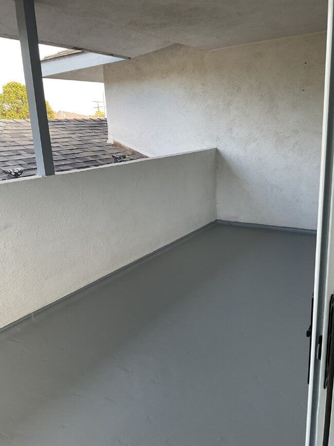 Building Photo - "Charming 2-Bed Oasis in Ventura – Cozy 90...