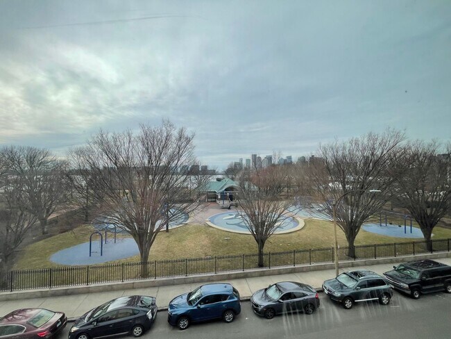 Building Photo - Beautiful 2 Bed Right in Jeffries Point