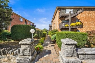 Building Photo - 345 N Broadway