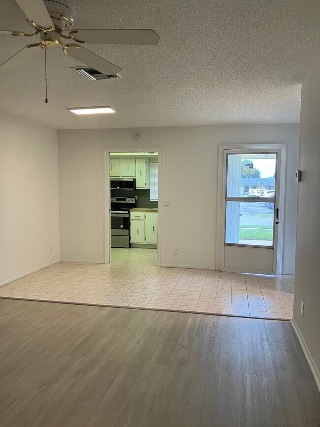 Building Photo - 5483 Cresthaven Blvd