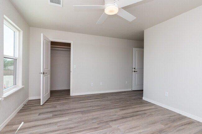 Two Story (3 bed/3.5 bath/1 car garage) - 406 38th St