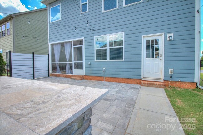 Building Photo - 3007 Silverwood Dr
