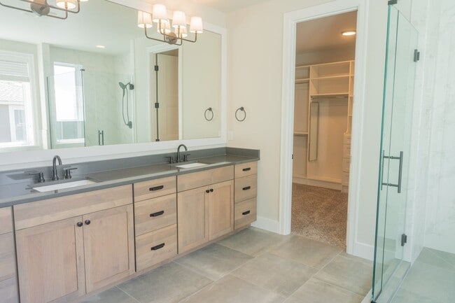 Building Photo - 5Bd/4.25Ba Kirkland House