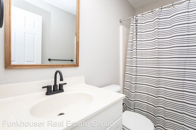 Building Photo - 2 br, 2.5 bath House - 835 Camelot Lane