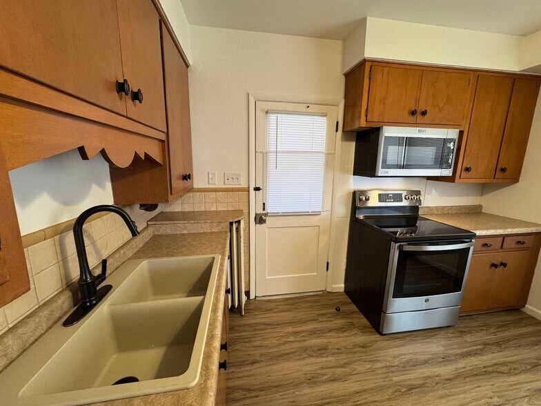 Building Photo - 1210 S Cornelia St