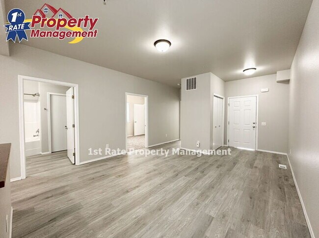 Building Photo - 898 N Bluffwood Ln