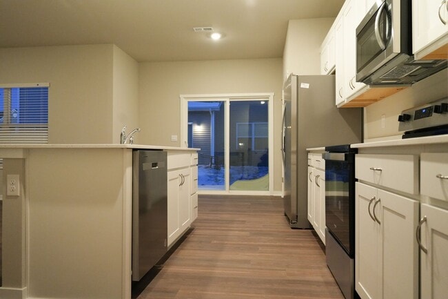 Building Photo - Available April 1st!! Townhome!! Near to I...
