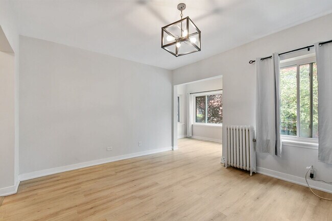 Building Photo - 918 W Sunnyside Ave