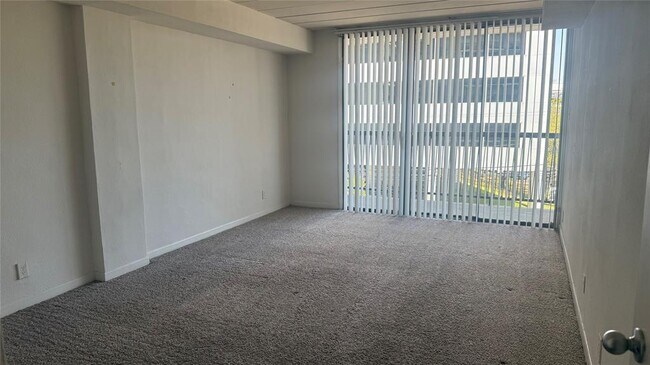 Building Photo - 5400 Memorial Dr