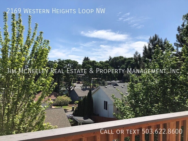 Building Photo - West Salem Home with Great Views!