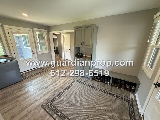 Building Photo - Fully Updated House on 3 1/2 Acres for Oct...