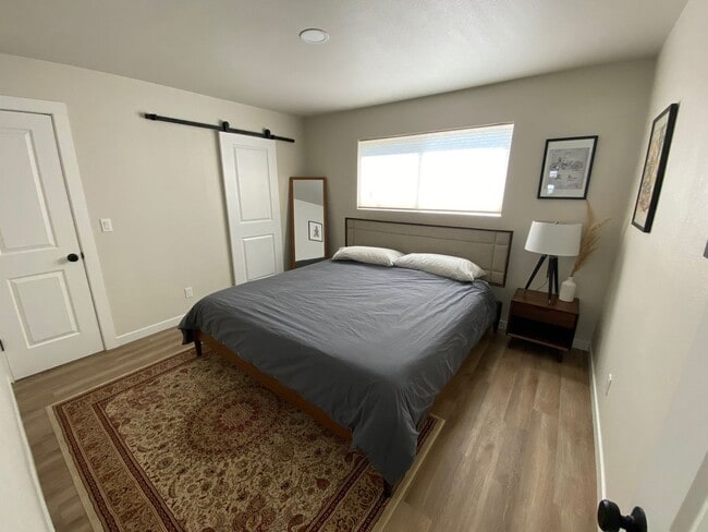 Building Photo - Charming 2-bed, 1-bath home in Sunnyside neighborhood, with private fenced backyard.