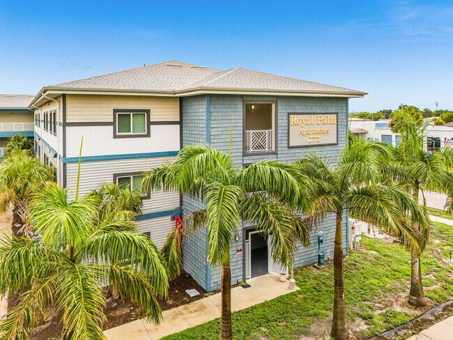 Building Photo - 2771 Royal Palm Ave