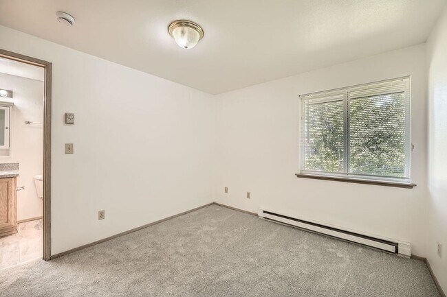 Building Photo - Shorewood Place 1031