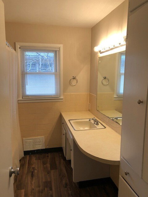 Building Photo - WEST SIDE UPDATED 4 BEDROOM AVAILABLE TODAY!
