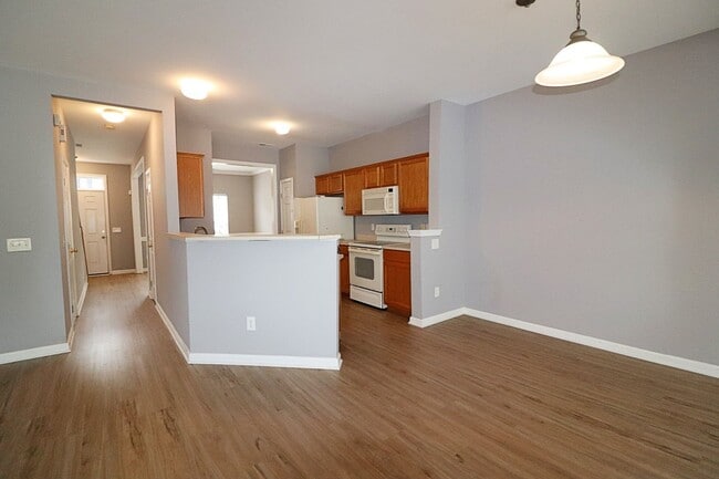 Building Photo - Great 3 Bed 2.5 bath townhome in Sunset Po...