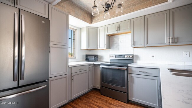 Building Photo - 2020 W Union Hills Dr