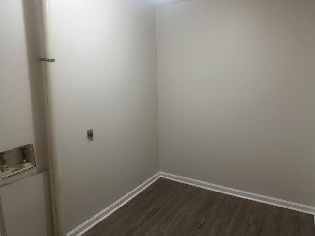 Building Photo - 469 Otis Dr