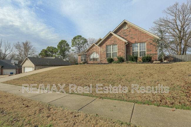 Building Photo - 303 NW Palomino St