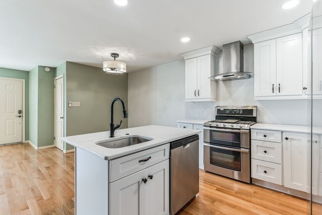 Building Photo - Beautiful 2 Bedroom, 1 Bathroom Condo In W...