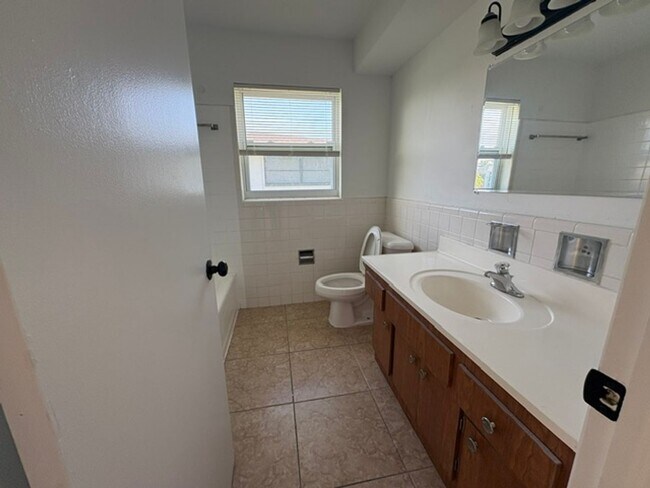 Building Photo - Charming 2-Bedroom Ranch in Cape Coral’s B...