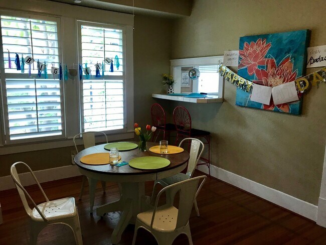 Building Photo - UT PRE-LEASE: Hyde Park 4 bed / 3 bath.  O...