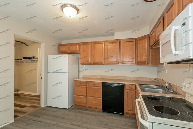 Building Photo - 152 Flora Dr