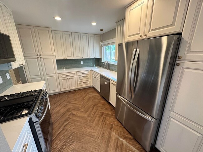 Building Photo - Single-Story East Ventura Home – 3 Bed / 1.75 Bath + Updated Interior